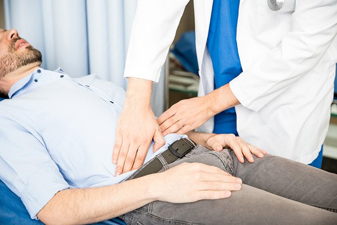 أفضل دكتور جراحة فتق في الرياض – خبرة الدكتور ماجد العنزي في إصلاح الفتاق أو البعج